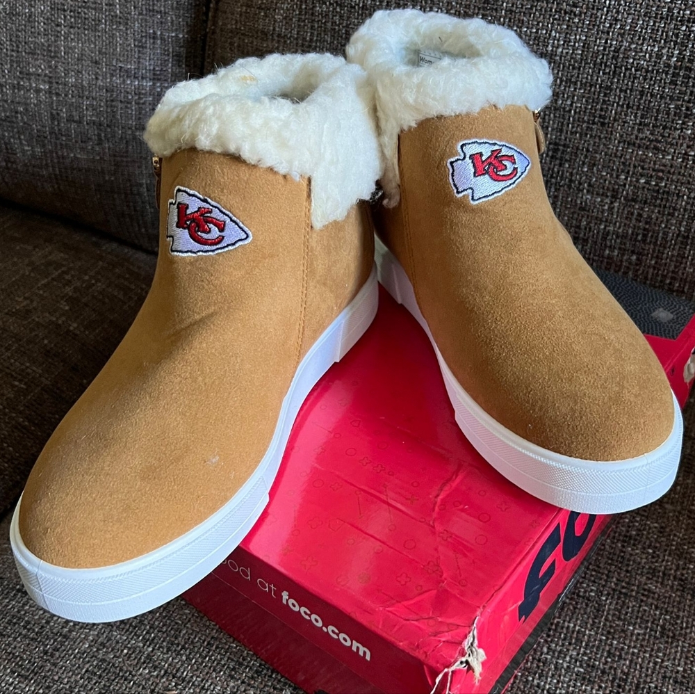 Women's NFL FOCO Kansas City Chiefs Collectible Fuzzy Brim Zipper Boot, Size 10